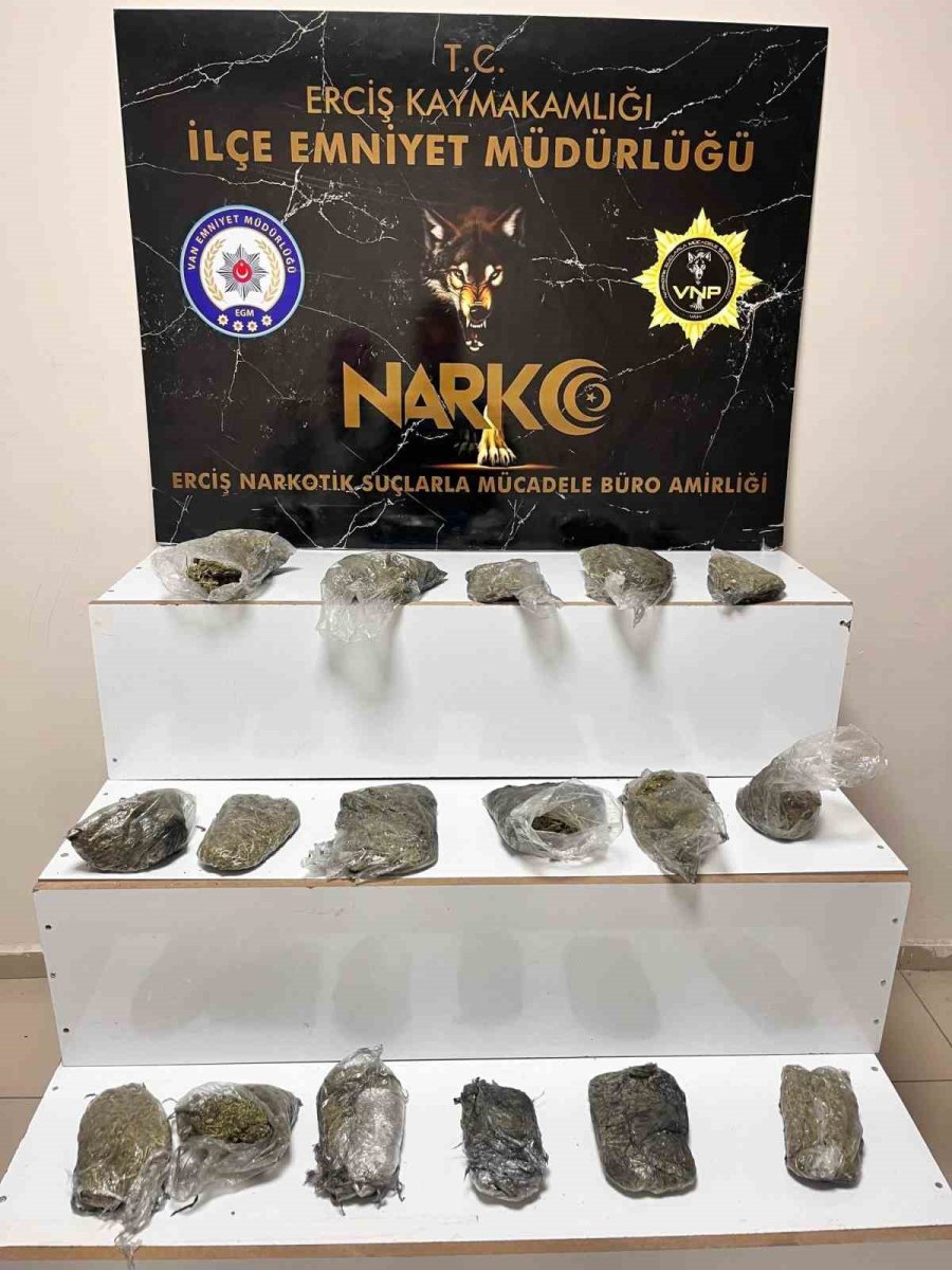 erciste-bir-kamyonetin-lastiginde-4-kilo-400-gram-esrar-ele-gecirildi