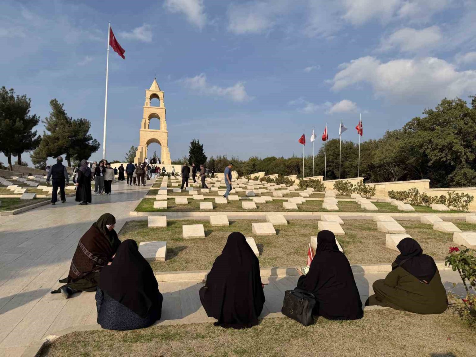 erzurumlu-sehit-aileleri-canakkale-57-alay-sehitliginde-huzunlendiler