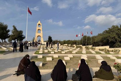 erzurumlu-sehit-aileleri-canakkale-57-alay-sehitliginde-huzunlendiler