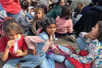 gazzede-cocuklar-enkaza-donen-okullarda-ders-basi-yapti