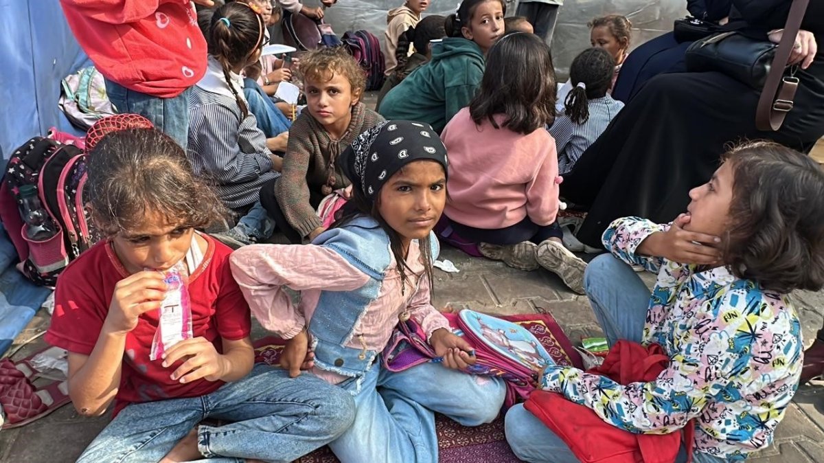 gazzede-cocuklar-enkaza-donen-okullarda-ders-basi-yapti