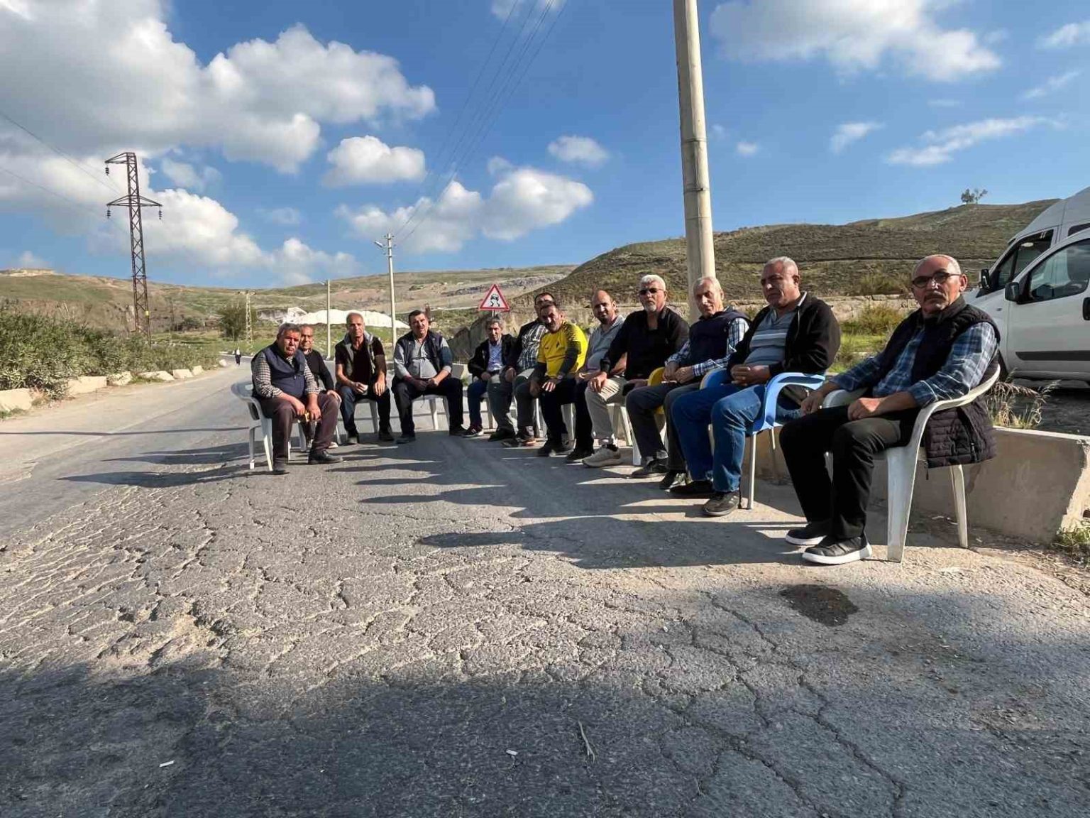 harmandali-halki-kati-atik-bertaraf-tesisi-onunde-nobet-tutuyor