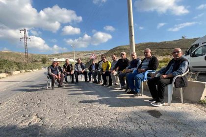 harmandali-halki-kati-atik-bertaraf-tesisi-onunde-nobet-tutuyor