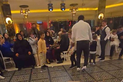 ihtiyar-delikanlilar-pistte-genclere-tas-cikardi