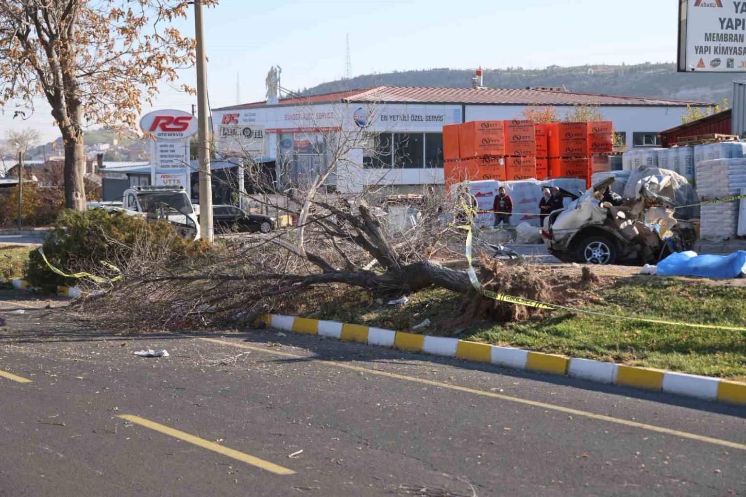 ikiye-bolunen-otomobil-genc-arkadaslara-mezar-oldu