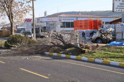 ikiye-bolunen-otomobil-genc-arkadaslara-mezar-oldu