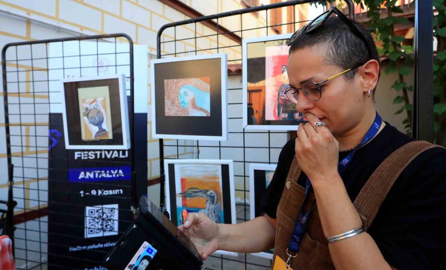 iranli-ressam-150ye-yakin-eserinin-kayboldugu-iddiasiyla-polise-basvurdu