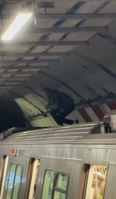 istanbulda-metroda-yasanan-ilginc-anlar-kamerada