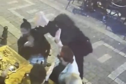 kadikoyde-dehset-anlarinin-goruntusu-ortaya-cikti-genc-kadinin-yuzunu-boyle-yakti