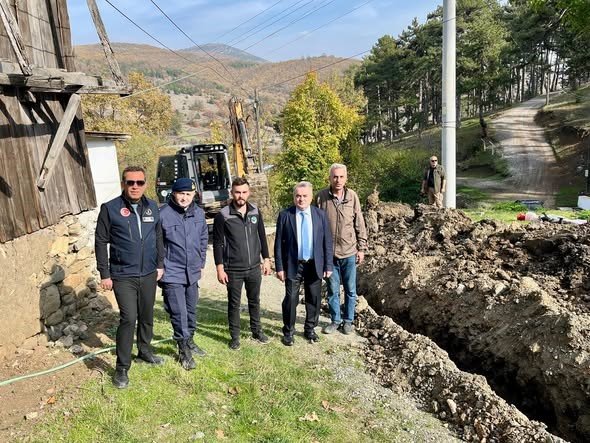 kaymakam-ozturk-koydeki-su-hattini-yerinde-inceledi