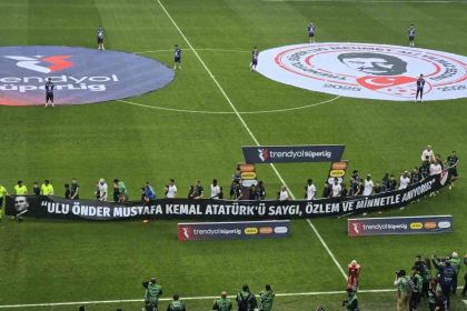 kocaelispor-galatasarayli-futbolcular-sahaya-10-kasim-pankartiyla-cikti