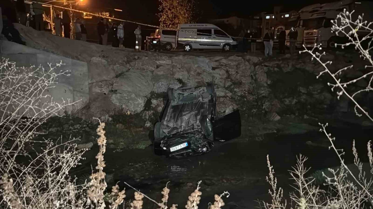 kontrolden-cikan-otomobil-dereye-uctu-1-olu-1-yarali