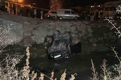 kontrolden-cikan-otomobil-dereye-uctu-1-olu-1-yarali