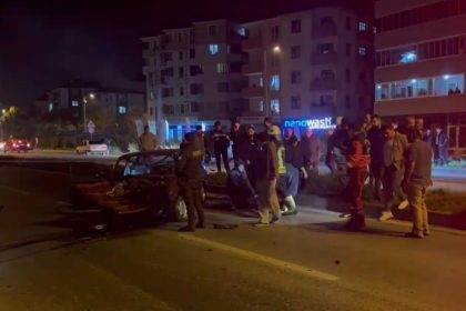 kontrolden-cikan-otomobil-elektrik-diregine-carpti-1-yarali