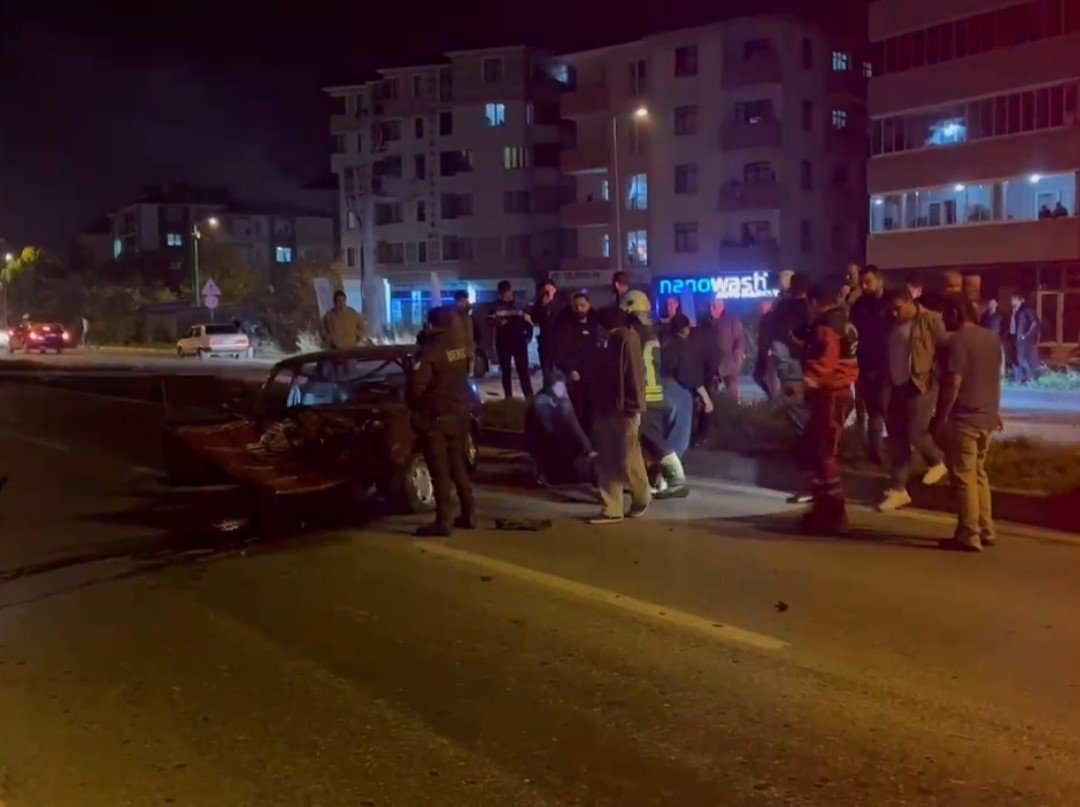 kontrolden-cikan-otomobil-elektrik-diregine-carpti-1-yarali