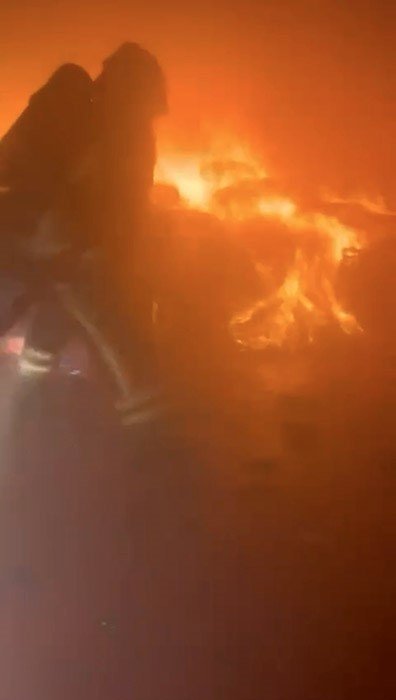 kuruyemis-fabrikasinda-korkutan-yangin-16-itfaiye-araci-seferber-oldu