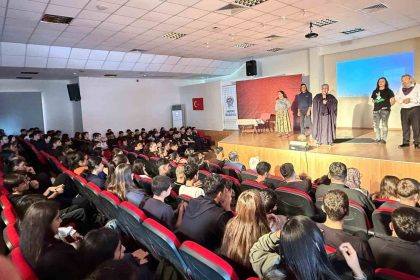 mersinde-madde-bagimliligi-konulu-tiyatro-buyuk-ilgi-gordu