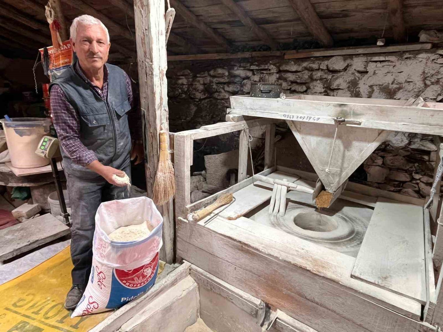 muglada-300-yillik-su-degirmeni-hala-carklarini-donduruyor