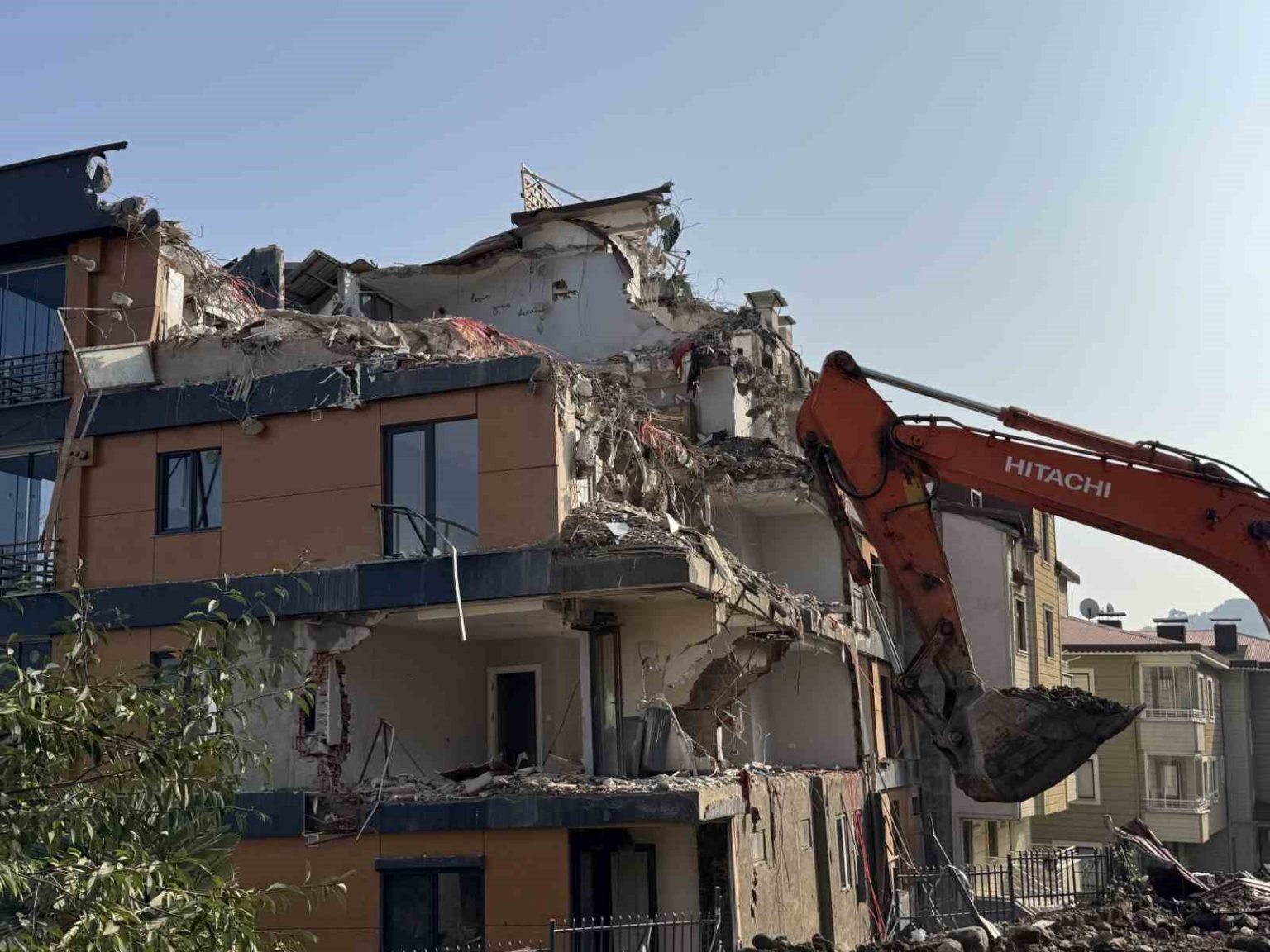 orduda-zemini-kayan-ve-catlaklar-olusan-bina-yikiliyor