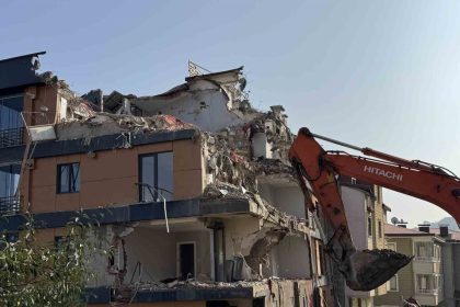 orduda-zemini-kayan-ve-catlaklar-olusan-bina-yikiliyor