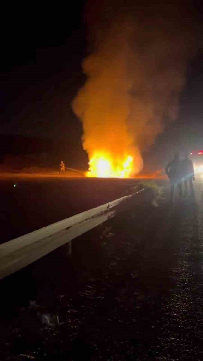 otomobil-alev-topuna-dondu-o-anlar-kamerada