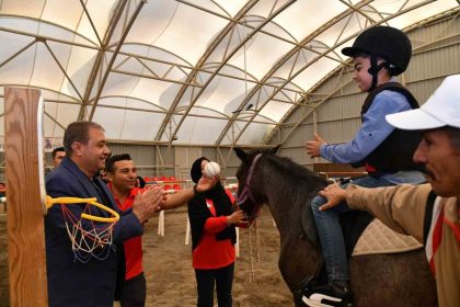 ozel-ozel-ihtiyac-sahibi-cocuklara-atla-terapi