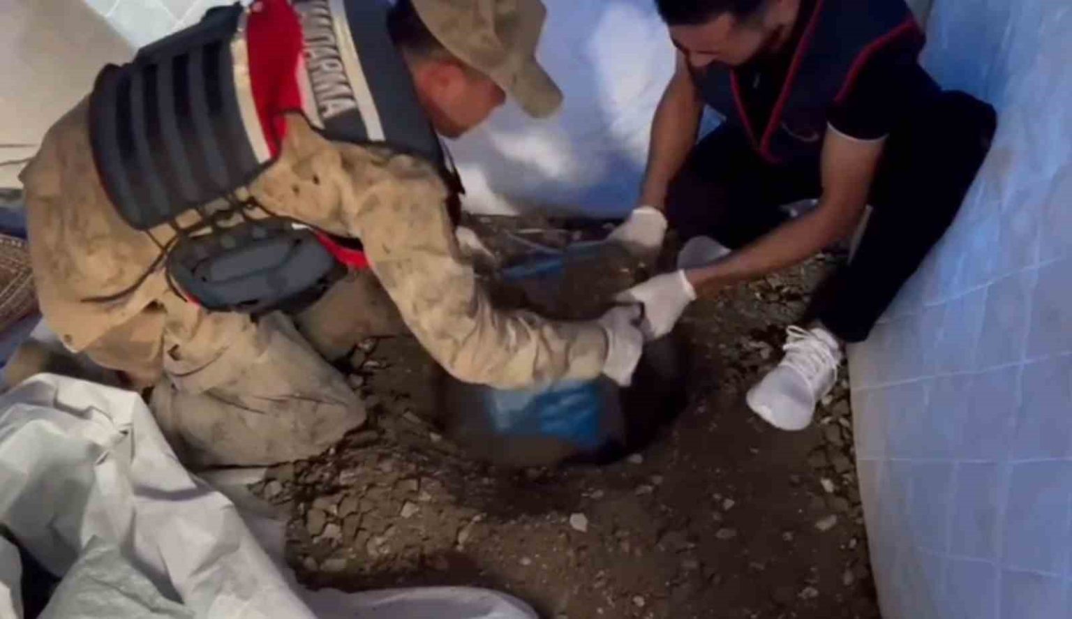 pes-dedirten-uyaniklik-uyusturucu-bulunan-kovayi-deprem-cadirinin-icerisinde-topraga-gomdu