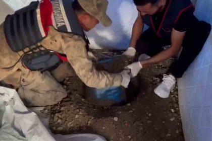 pes-dedirten-uyaniklik-uyusturucu-bulunan-kovayi-deprem-cadirinin-icerisinde-topraga-gomdu