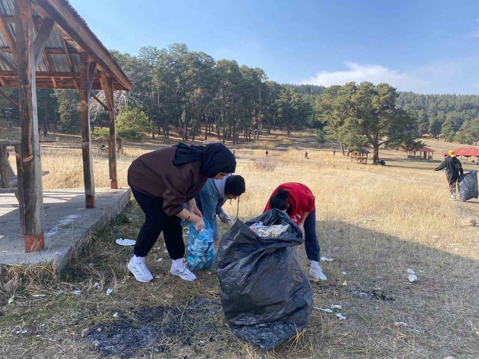 sarikamista-ogrenciler-poset-poset-cop-topladi