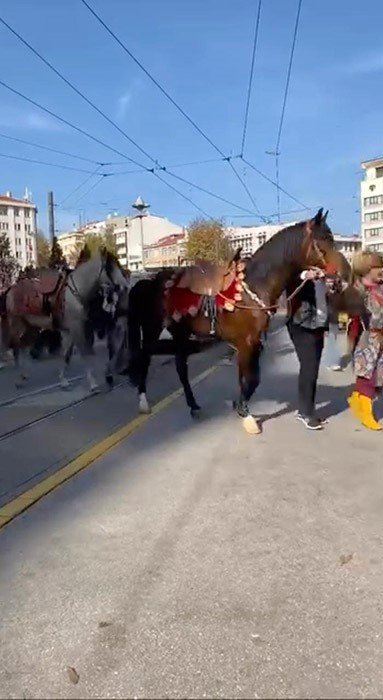 sehir-merkezinde-gezdirilen-atlar-vatandaslari-meraklandirdi