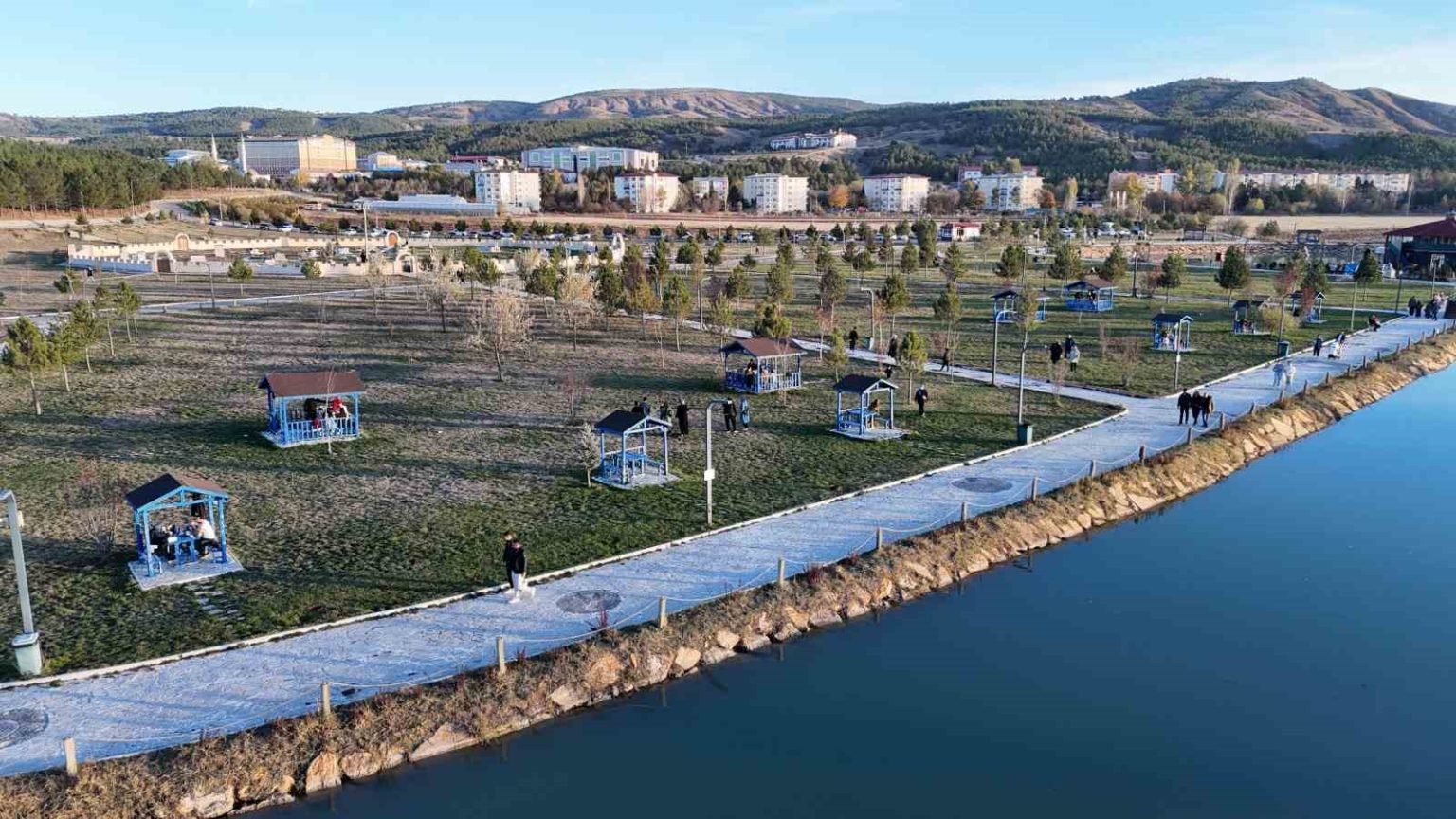 sivasta-hava-sicakliklari-mevsim-normalleri-uzerinde-seyretti-vatandaslar-hafta-sonunu-piknik-alanlarinda-gecirdi