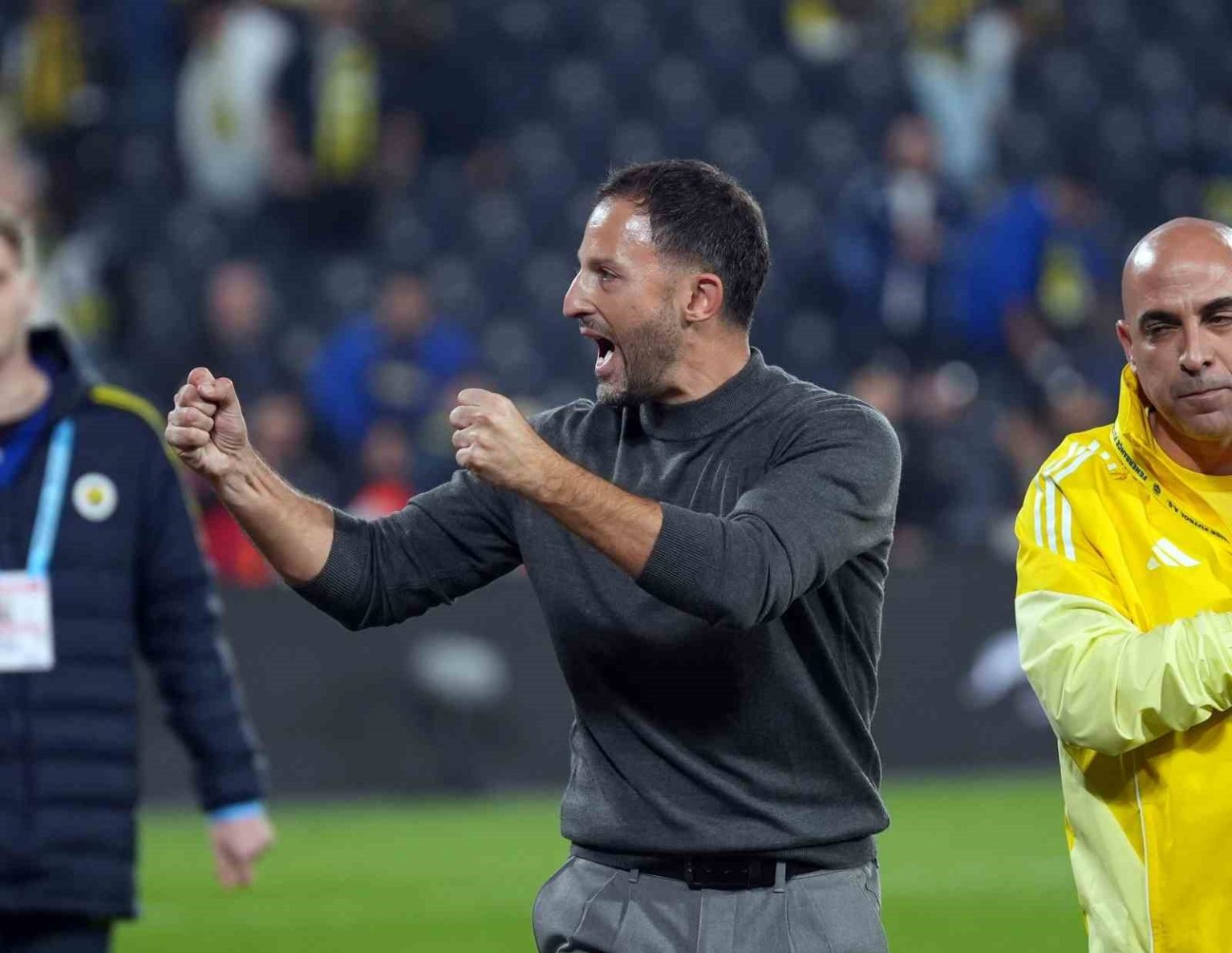 tedesco-galibiyet-sonrasi-tribunleri-turladi