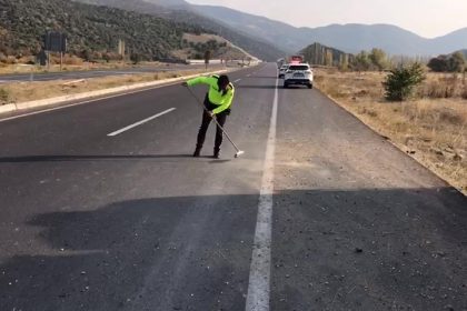 trafik-polisi-cam-kiriklari-ve-tas-dokulen-yolu-fircayla-temizledi