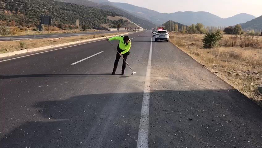 trafik-polisi-cam-kiriklari-ve-tas-dokulen-yolu-fircayla-temizledi