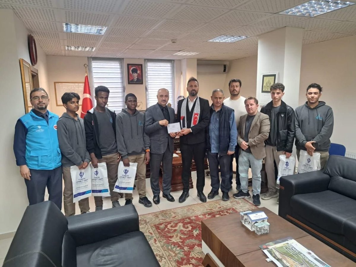 uluslararasi-cevat-ulger-anadolu-imam-hatip-lisesinden-filistin-icin-hayir-panayiri