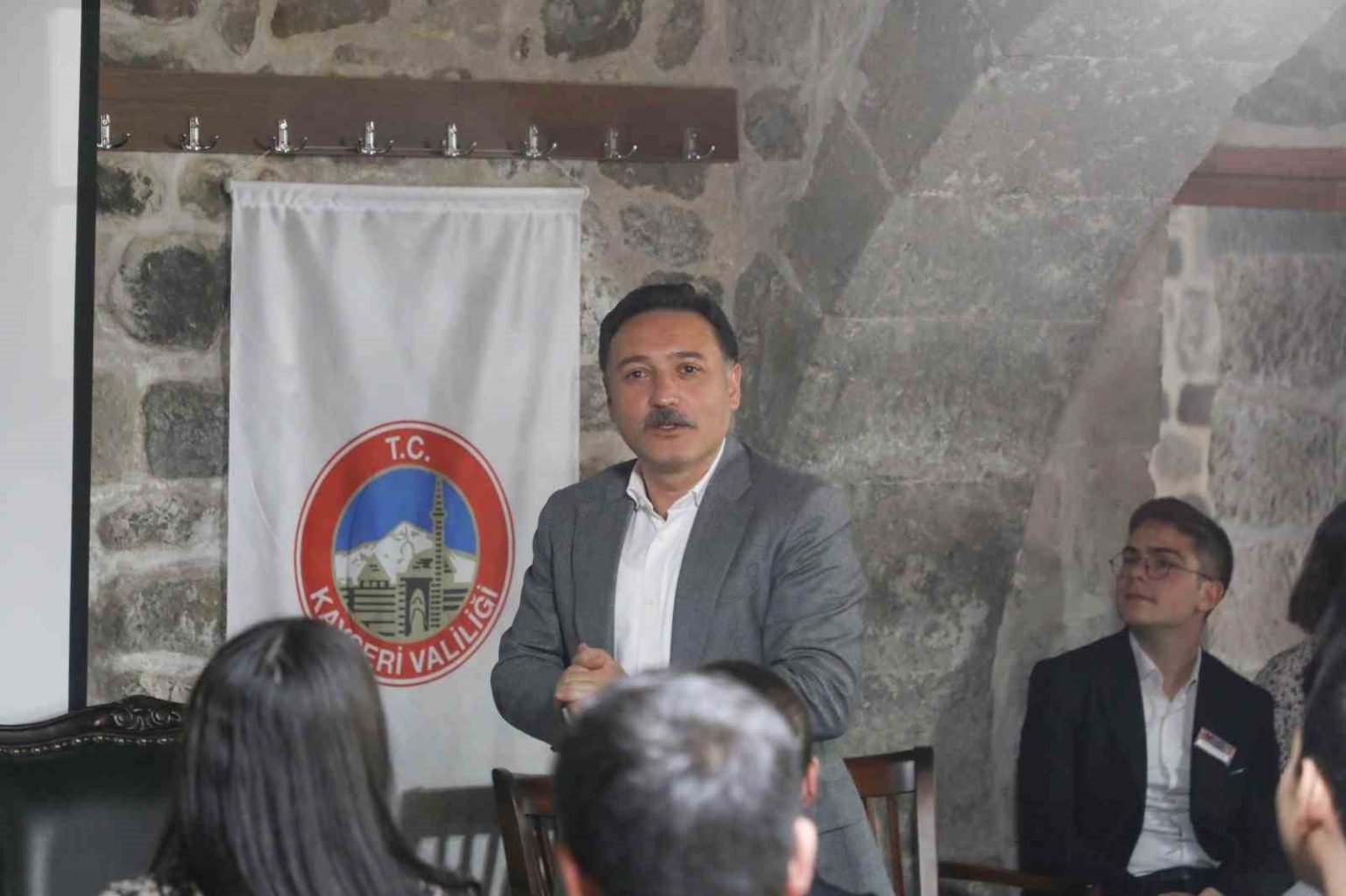 vali-cicek-mektep-melikgazide-ogrencilerle-tecrubelerini-paylasti