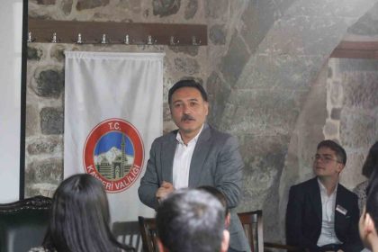 vali-cicek-mektep-melikgazide-ogrencilerle-tecrubelerini-paylasti