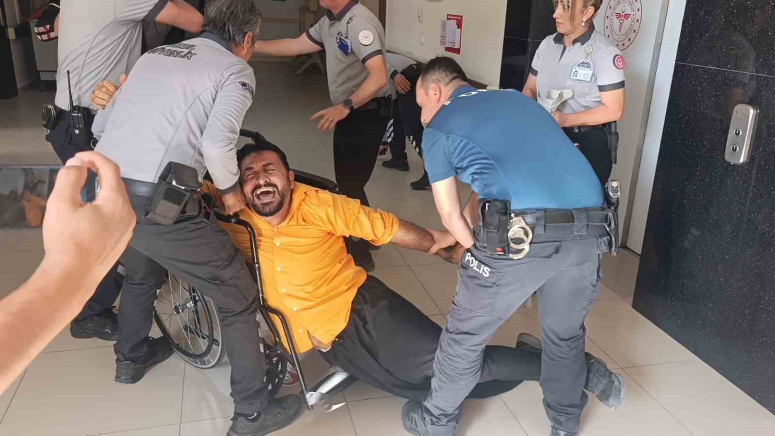 yangin-tahliyesinde-hasta-ve-yakini-rolundeki-hastane-calisanlarindan-oscarlik-performans