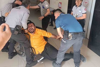 yangin-tahliyesinde-hasta-ve-yakini-rolundeki-hastane-calisanlarindan-oscarlik-performans