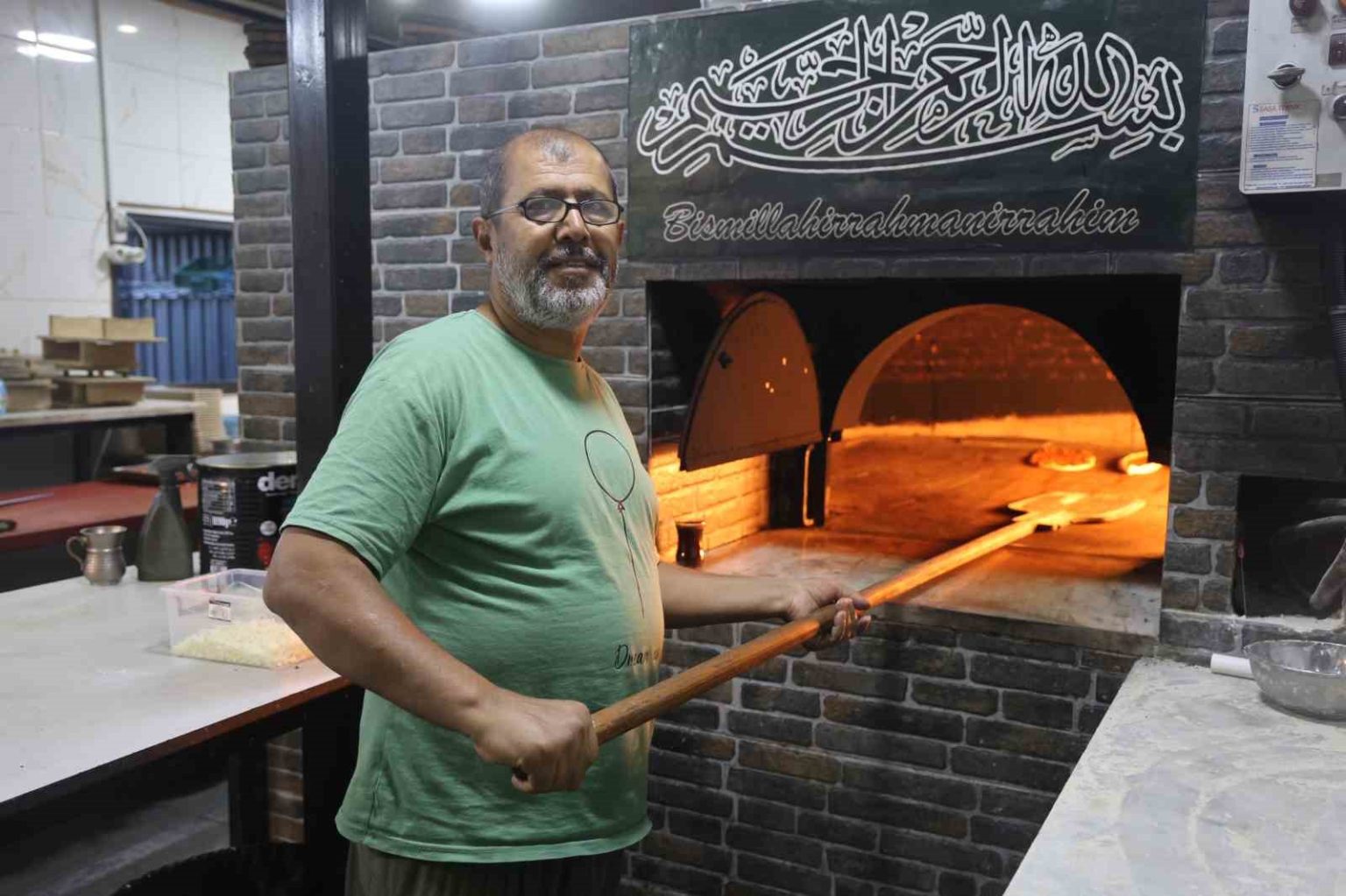 yillarin-ustasinin-deprem-aninda-canindan-once-firin-kuregini-dusundugu-anlar-kamerada