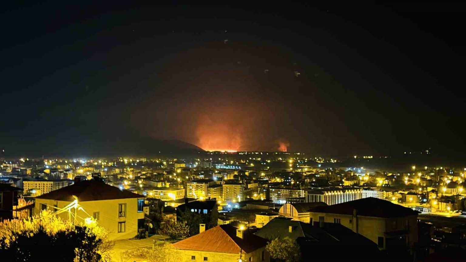 yuksekovada-kus-cenneti-olan-nehil-sazligi-yaniyor-yangin-tum-ilceden-goruldu