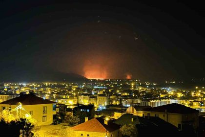 yuksekovada-kus-cenneti-olan-nehil-sazligi-yaniyor-yangin-tum-ilceden-goruldu