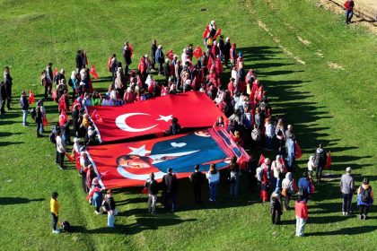 yuzlerce-kisi-ataturk-icin-yurudu