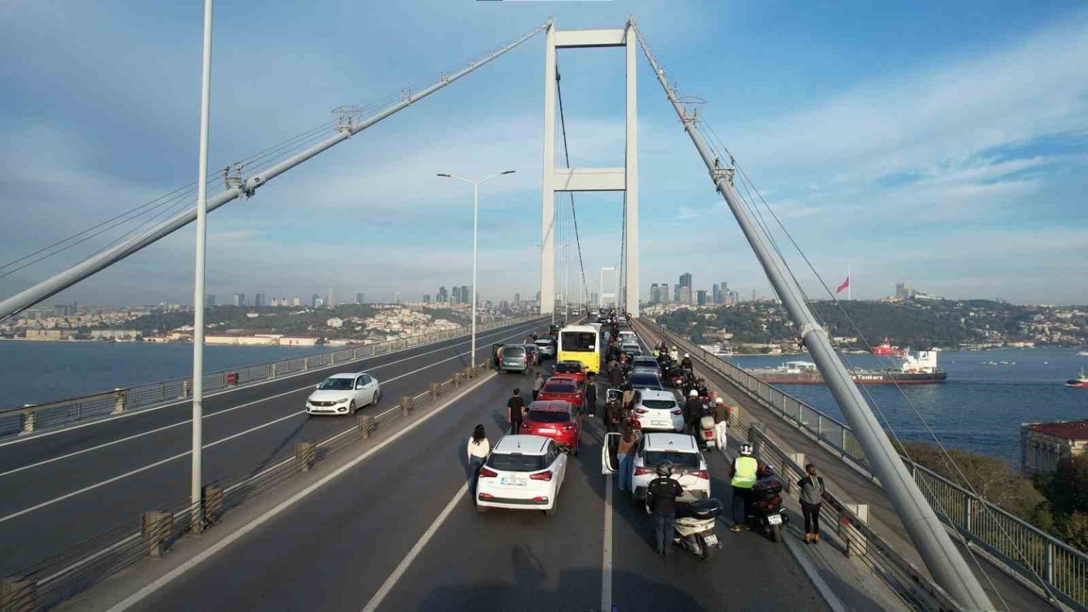 15-temmuz-sehitler-koprusunde-09-05te-vatandaslar-araclarindan-inerek-saygi-durusunda-bulundu