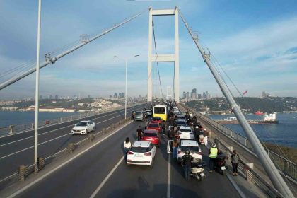 15-temmuz-sehitler-koprusunde-09-05te-vatandaslar-araclarindan-inerek-saygi-durusunda-bulundu