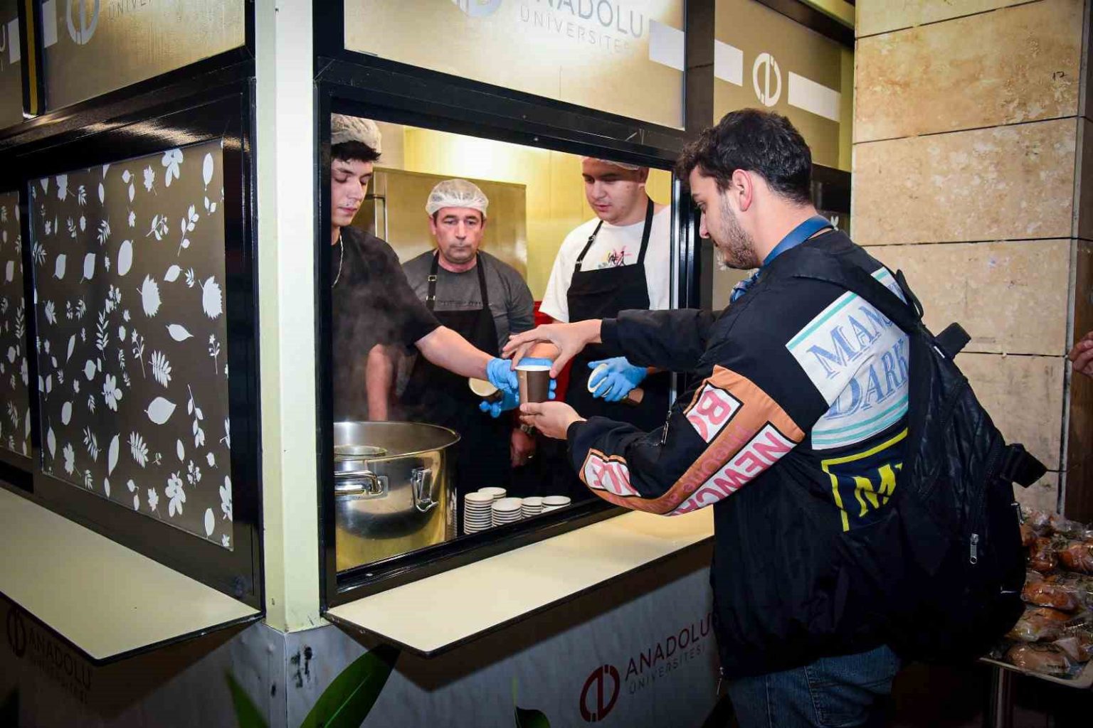 anadolu-universitesinden-sinav-haftasinda-ogrencilere-cay-kahve-ve-corba-ikrami