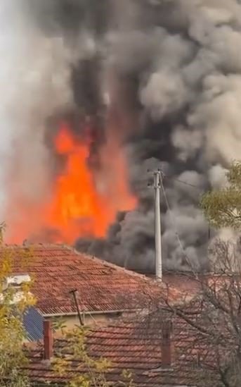 anne-ve-oglunun-yasadigi-2-bitisik-ev-yanginda-kullanilamaz-hale-geldi