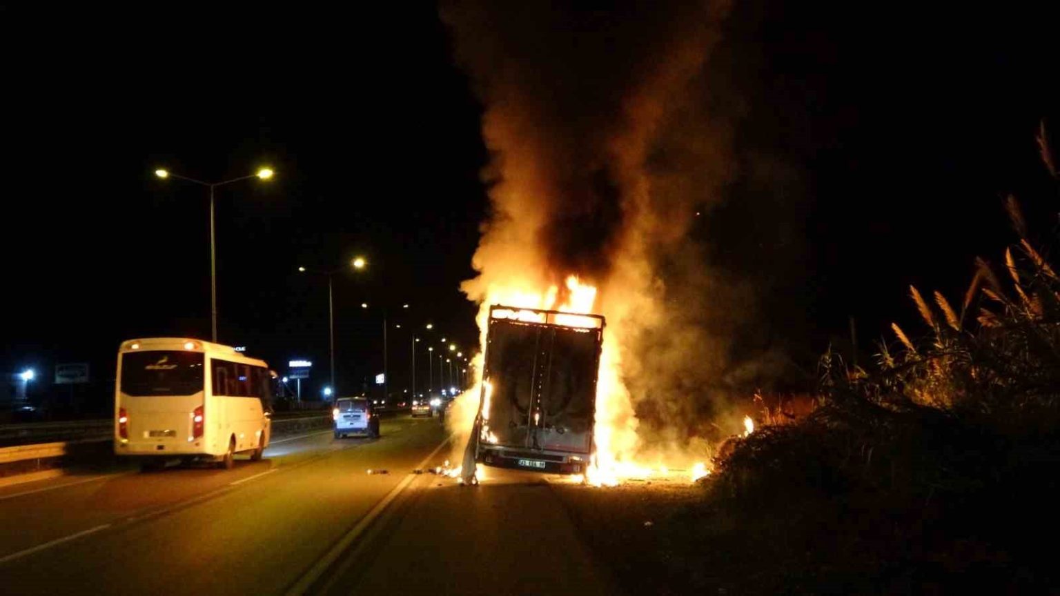 antalyada-elektronik-esya-yuklu-nakliye-araci-alev-alev-yandi