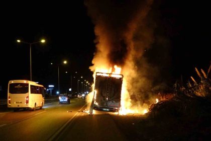 antalyada-elektronik-esya-yuklu-nakliye-araci-alev-alev-yandi