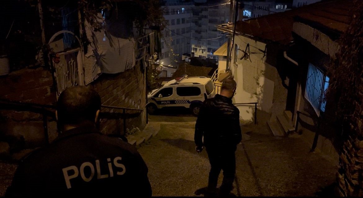 bahceye-cikan-kadin-cesetle-karsilasti